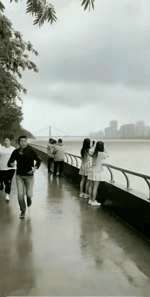 一浪打尽！几个人为了录钱塘江大潮，竟然把自己置于危险的境地，结果被浪头覆盖，这也