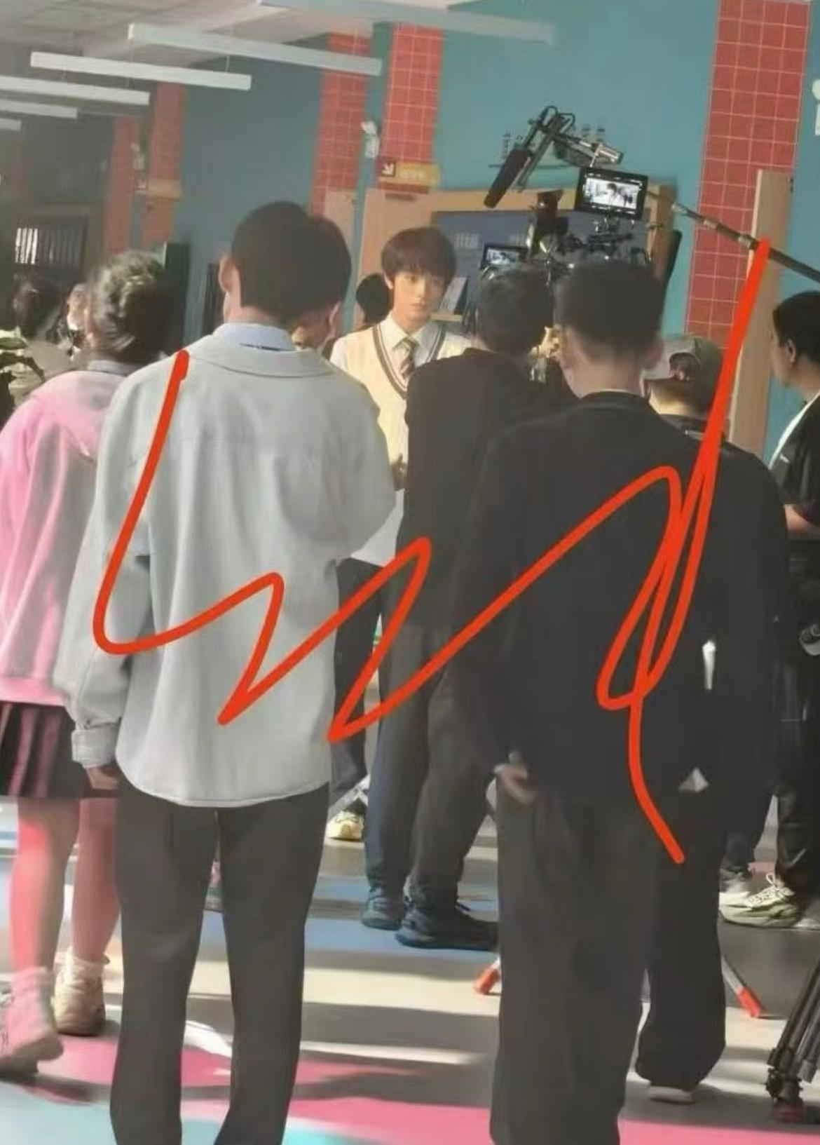 王橹杰付彬言路透照 新的王橹杰新剧角色付彬言路透照，付学长 