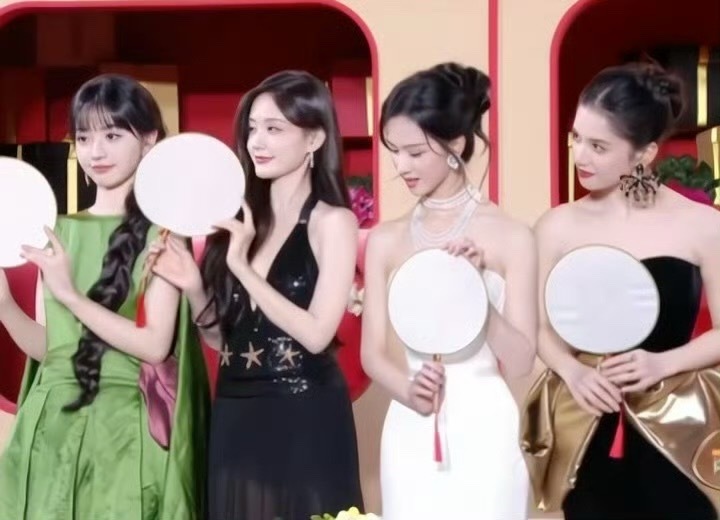 谁懂[泪]眼前一亮一亮一亮又一亮，四个人各有各的特色但真的都美疯！！！ 
