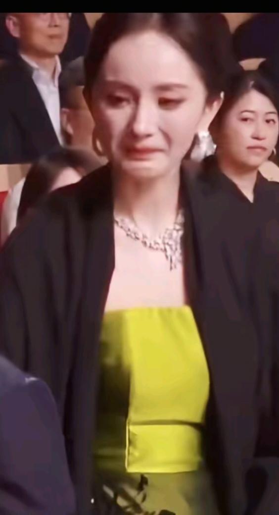 杨幂在白玉兰没有展获白玉兰，于是就有很多眼尖的网友发现，杨幂全程就是很不服的样子