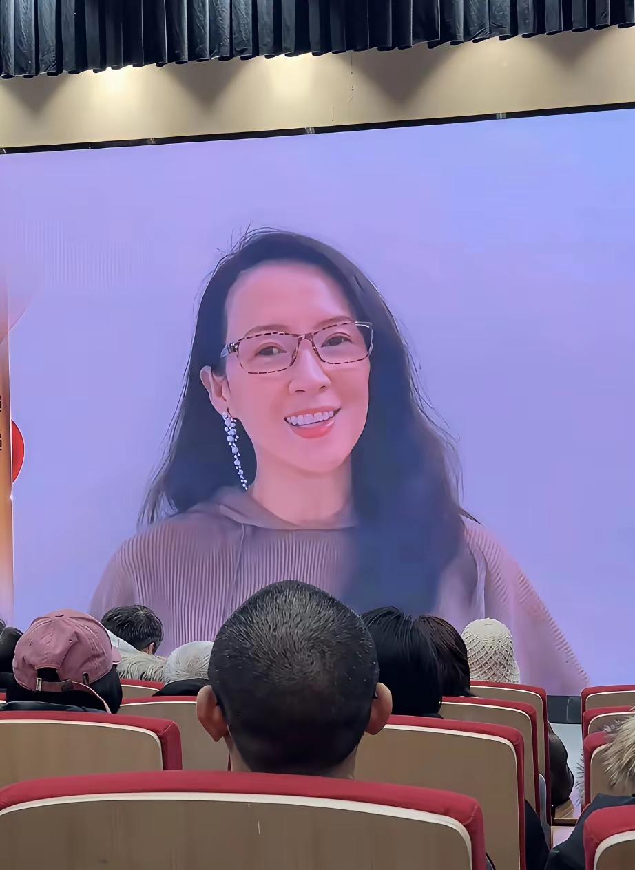 章子怡在儿子学校发言，成了家长的代言人。再大的明星也是一个普通妈妈，素颜戴着眼镜
