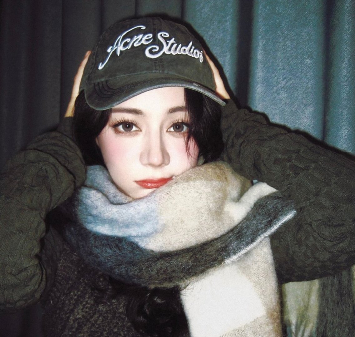 迪丽热巴新经纪人郝阿三上岗了郝阿三这名字听起来就很有故事感，莫名带着一种“狠人”