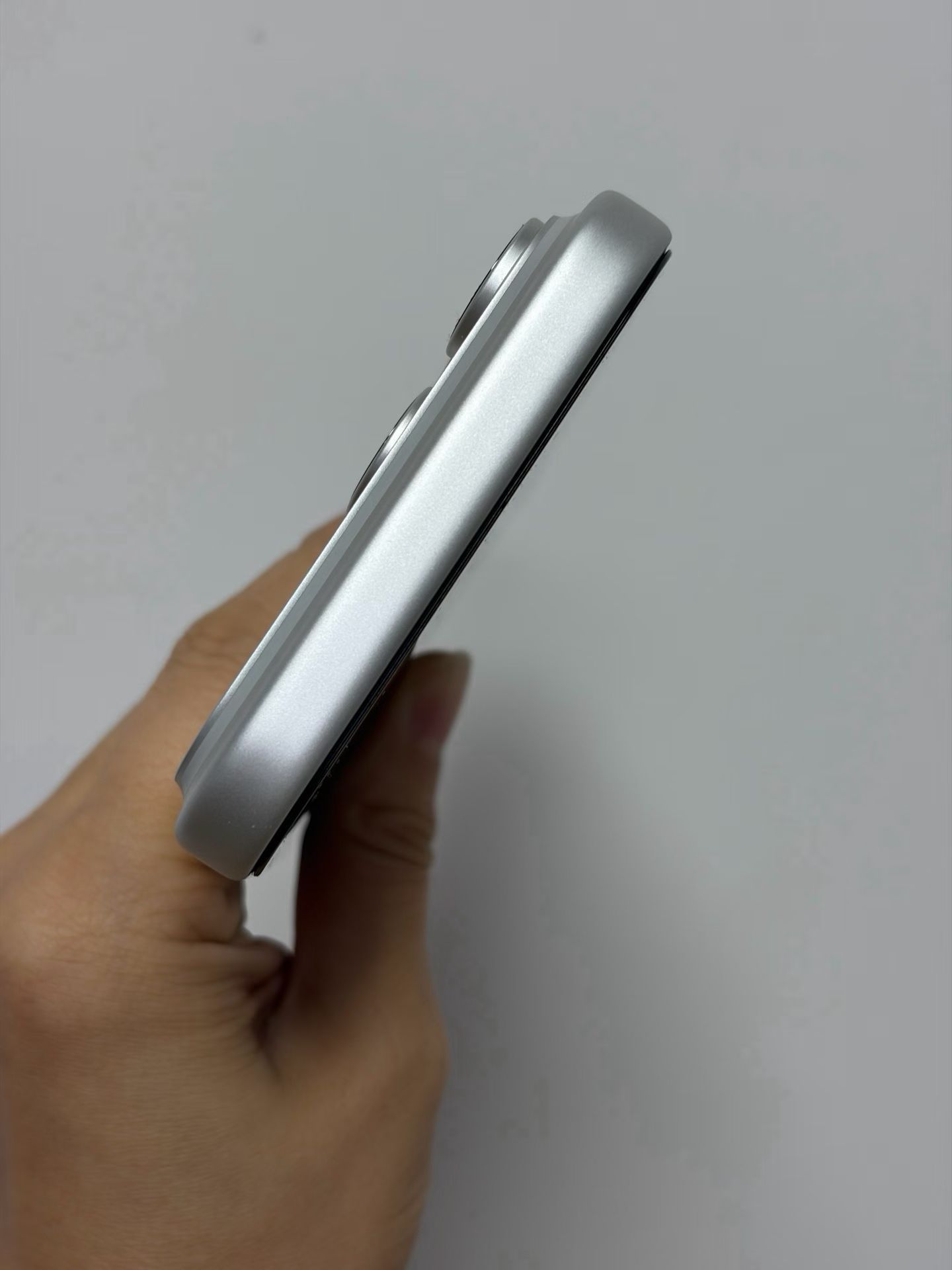 今年的iPhone 17 Pro Max有多贵？瞧瞧这台帝王顶配2TB，台版还得