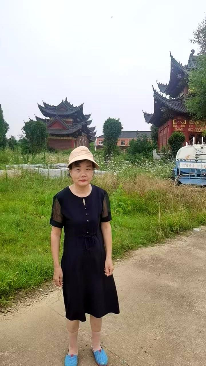 看她那漂忽、空空的眼神，我心像被刀拧着。
她毫无征兆地从记忆开始打滑，没查出器质