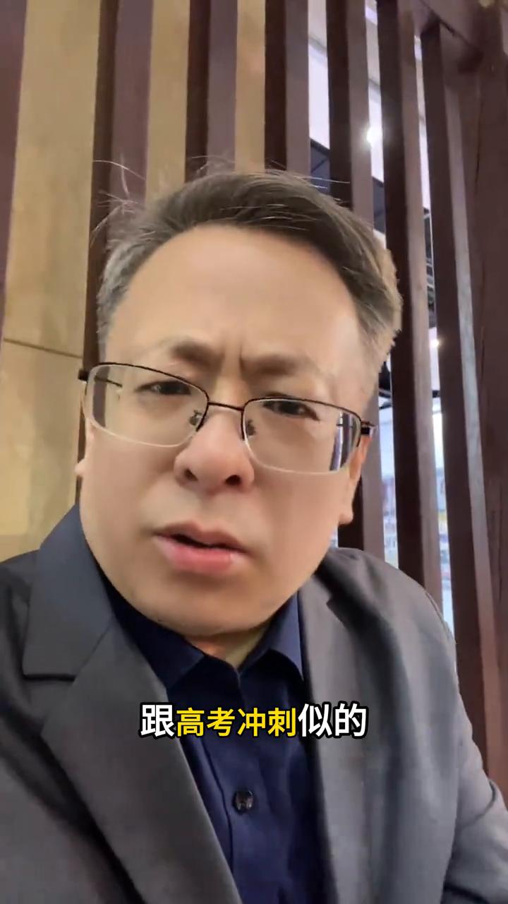 兄弟们昨晚我失眠了，翻来覆去睡不着，就刷手机，刷着刷着越刷越心慌。你猜我看到了什