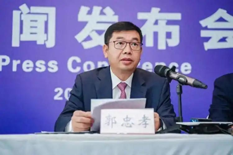 靴子落地，传闻许久的消息终于得以实锤。在卸任沈阳市委常委、政法委书记后悄无声息的
