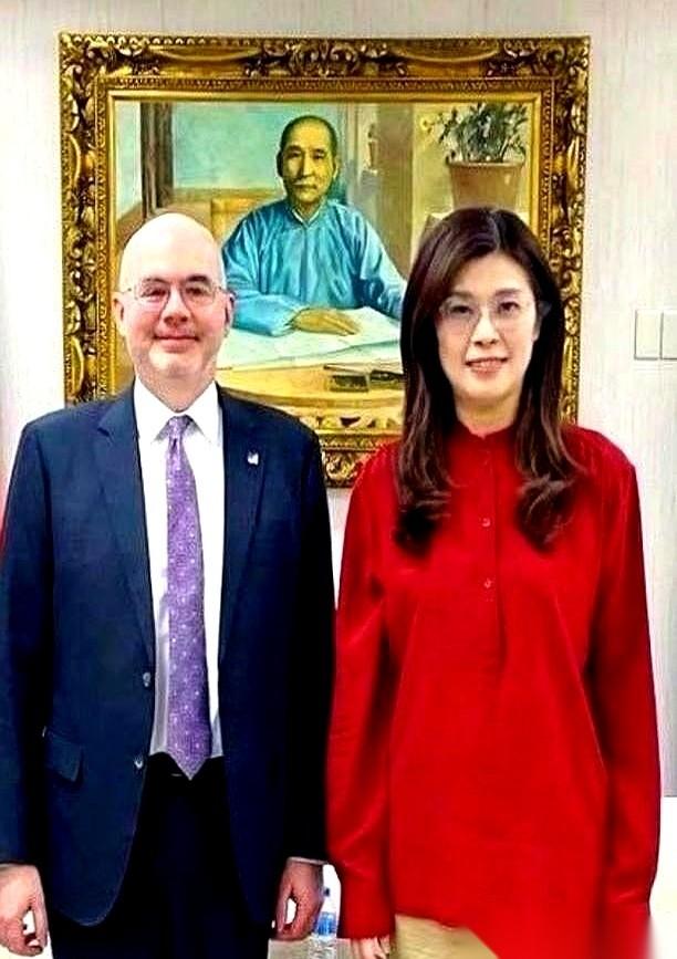 4月22日，郑丽文和美国在台协会的谷立言同框。这种通常被黑西装焊死的场合，硬是被