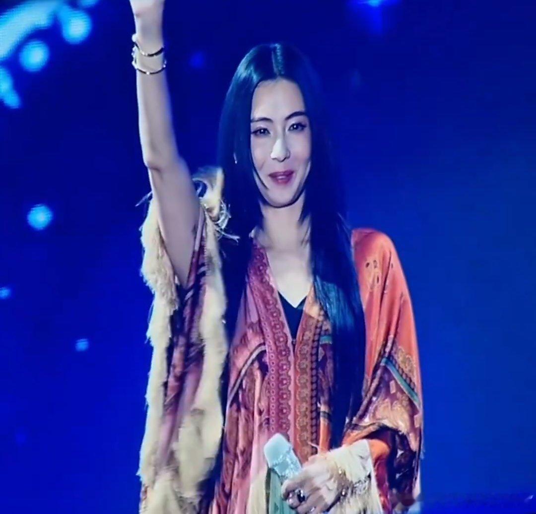 张柏芝有种经济上行的美张柏芝现身青岛演出，46岁舒展松弛的状态，催生了“经济上行