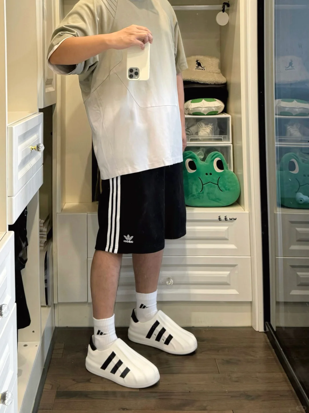 条纹短裤｜洞洞鞋穿搭