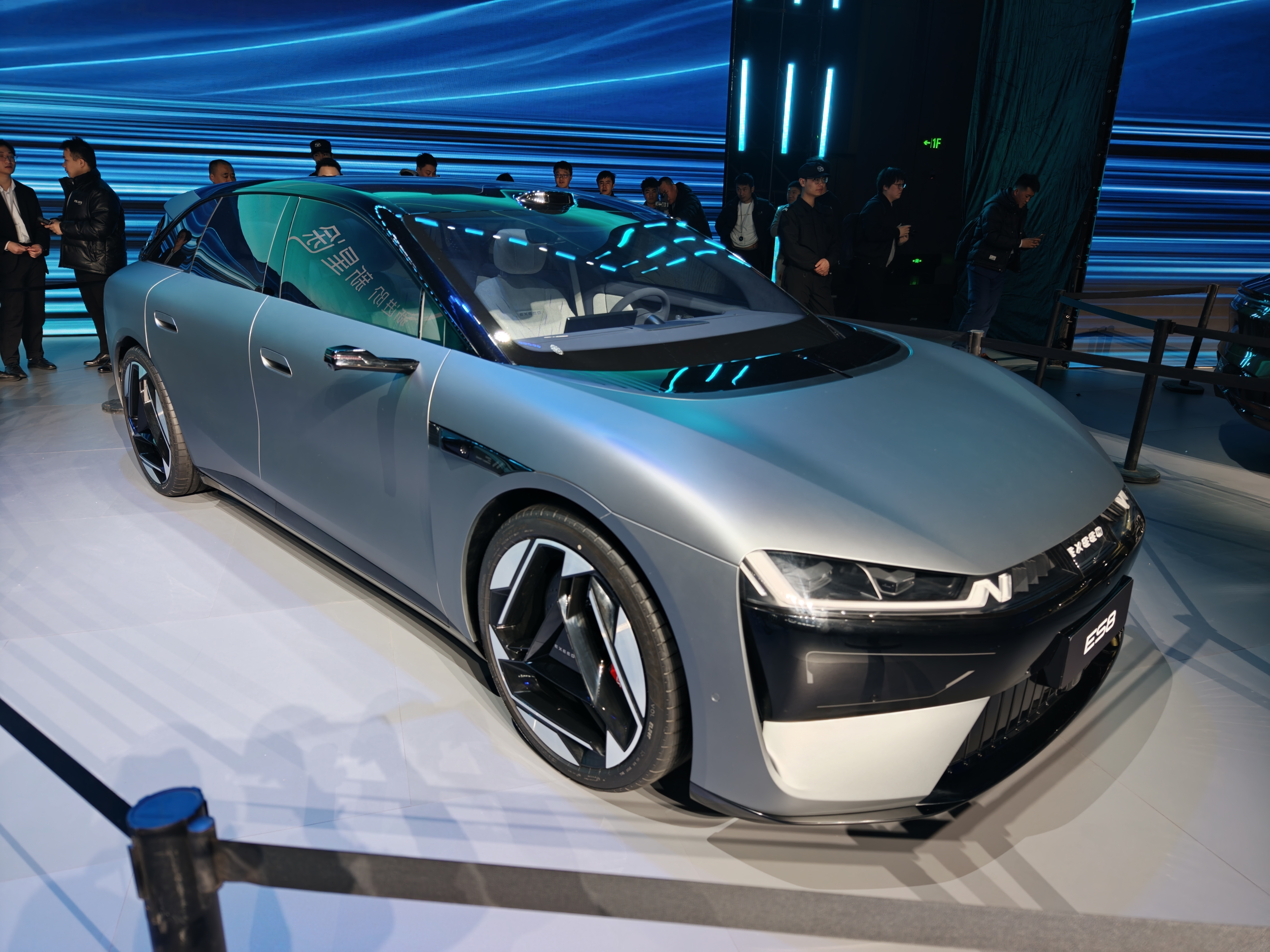 星途es8 星途ES8看上去没有532尺寸，产品定义是星际One-Box猎装轿跑