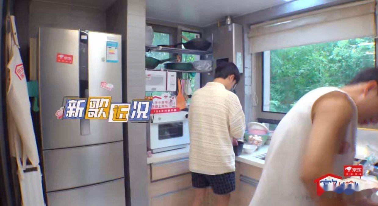 #鹭卓邀请旅行新蜜蜂合作歌曲#鹭卓邀请大哥合作新歌。也是相当的让人期待的。真的能