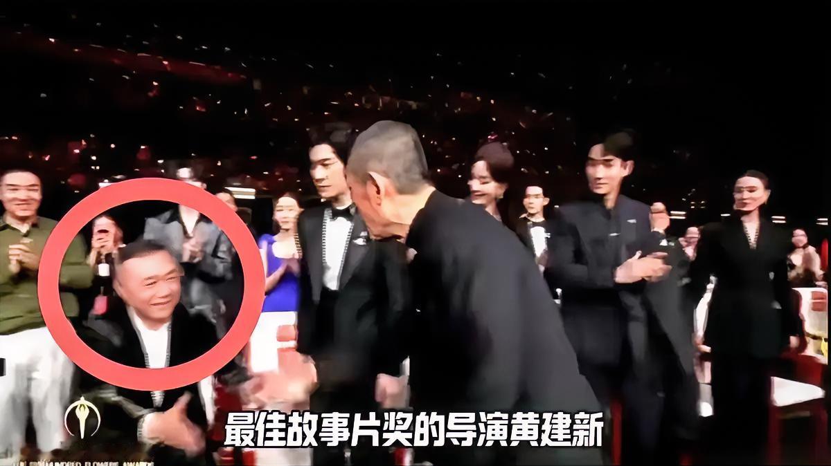 张艺谋拿奖，全场起立，他唯独走向那个屁股都没抬一下的人。

张艺谋拿奖。
全场起