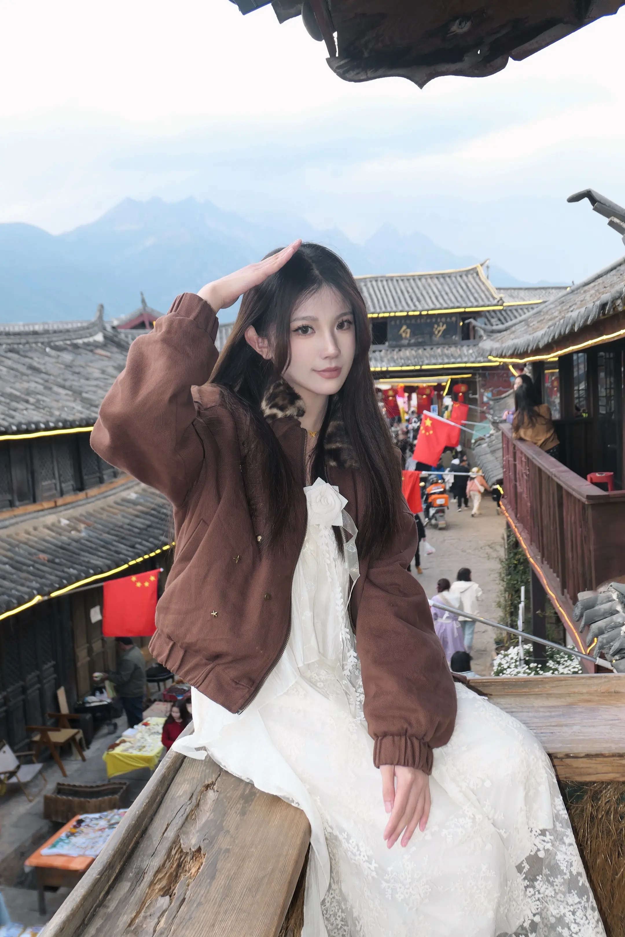 群山将你环绕。