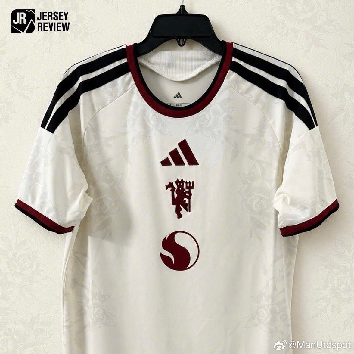 JerseyReview发布的曼联下赛季二客实物图谍照📷图一二三是球迷版，图四