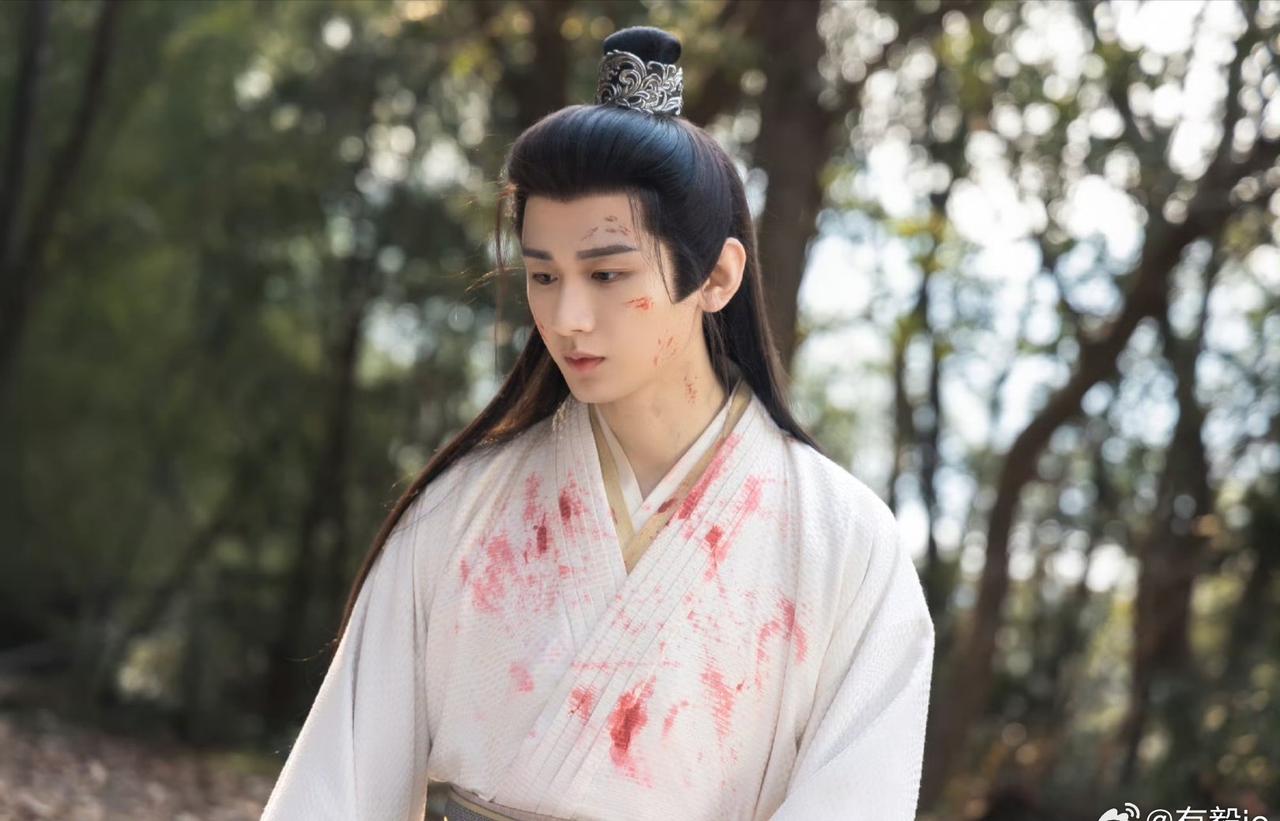 长安棋局，谢淮安执的从不是棋子，是十年磨利的复仇之刃。他不逞匹夫之勇，只在暗处布