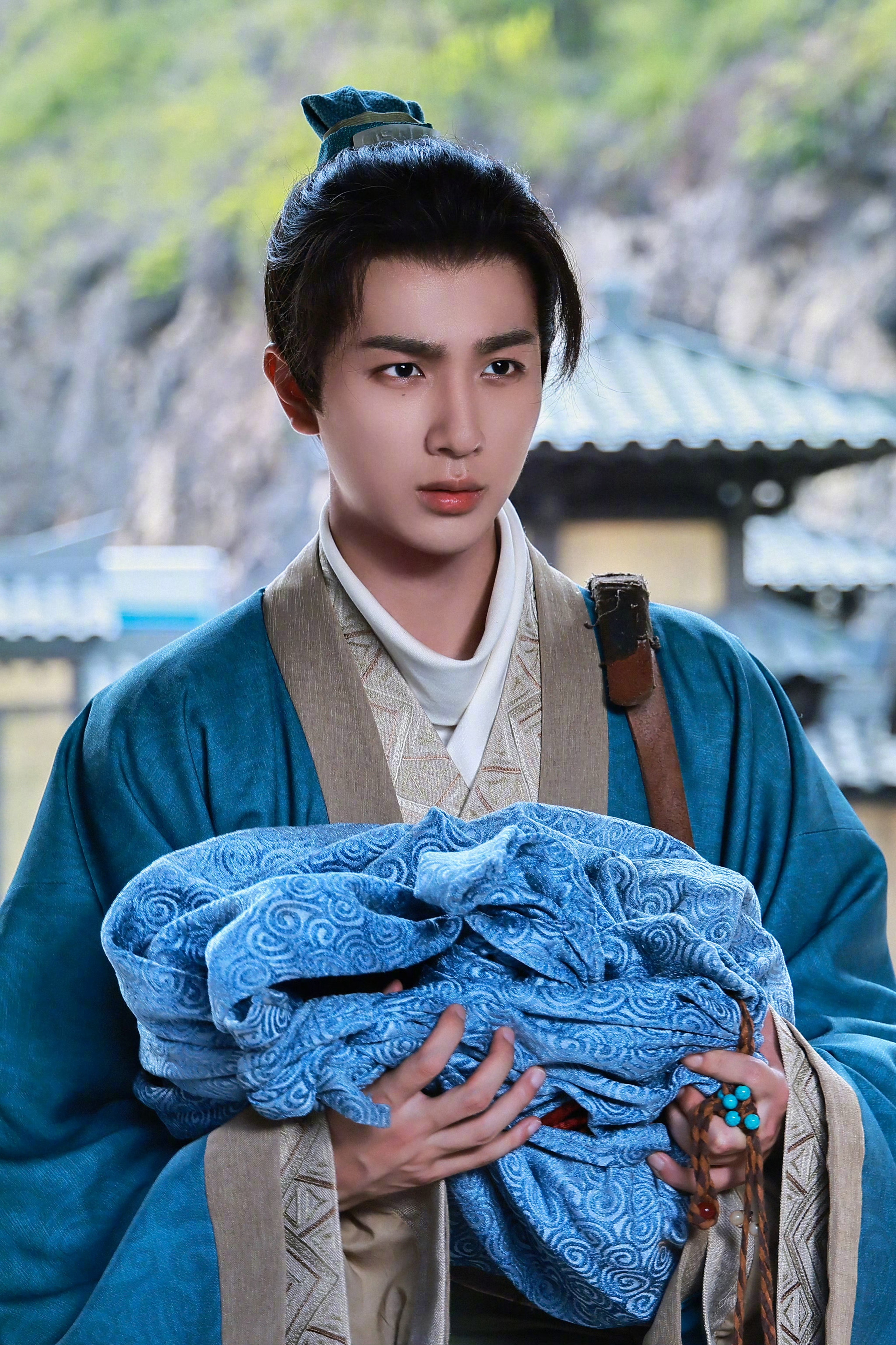 李宏毅在同龄98生里算出道早的，从《变形计》闯出名头，后续网剧男主戏没断过。可惜