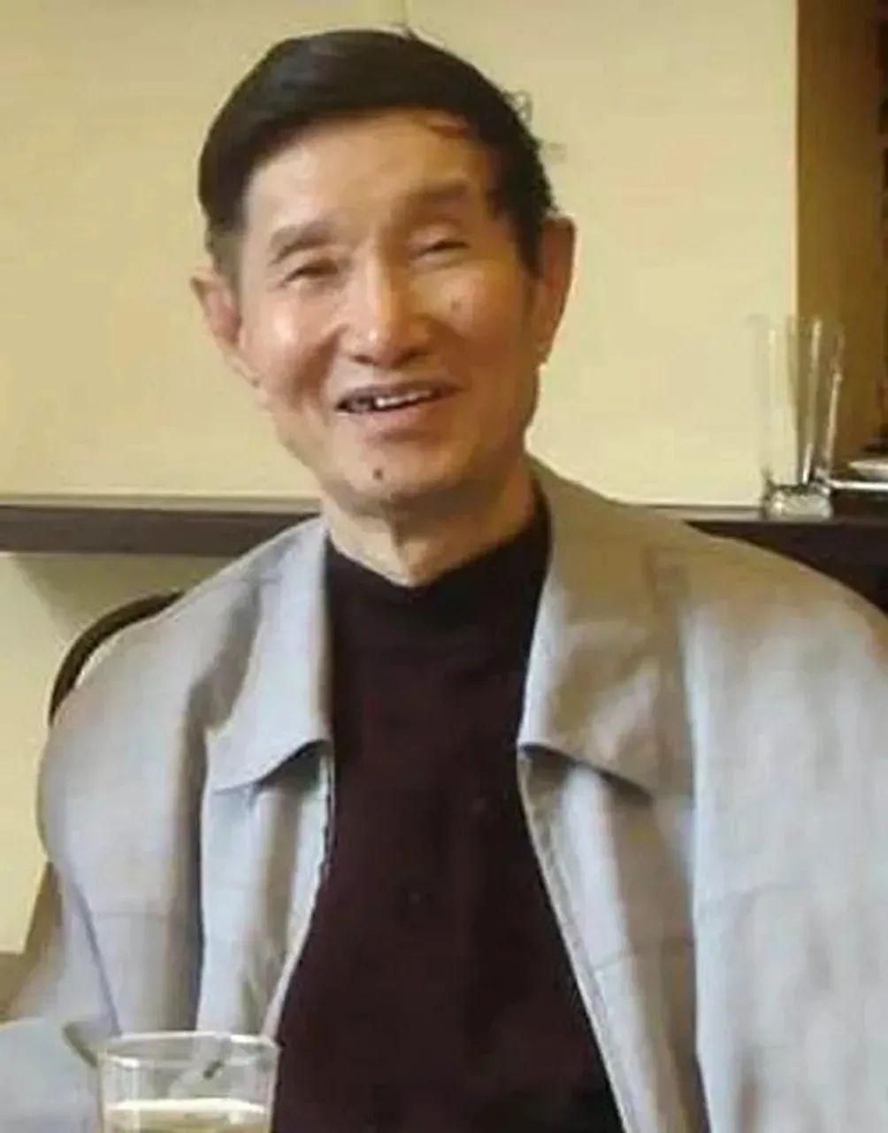 1997年，刑满释放2年后的原上海市委书记徐景贤（右）和朋友一起在11位烈士纪念