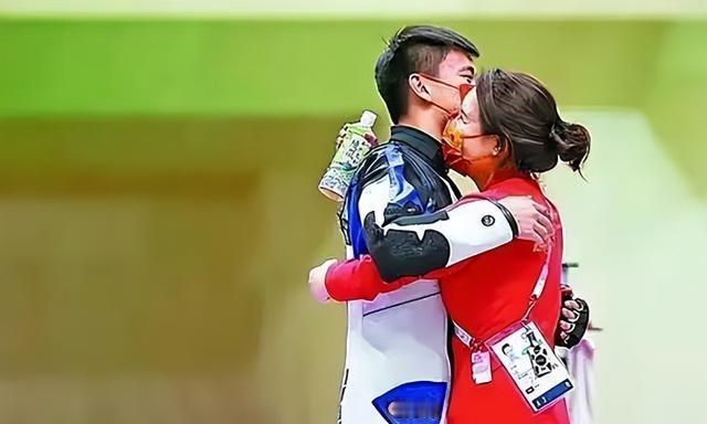 2008年，北京奥运会后，26岁的杜丽找到22岁的庞伟说：“你向我求婚吧，我等不
