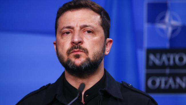 泽连斯基松口了
甘愿成为停战牺牲品。
只为特朗普一个承诺！

泽连斯基说愿意在。