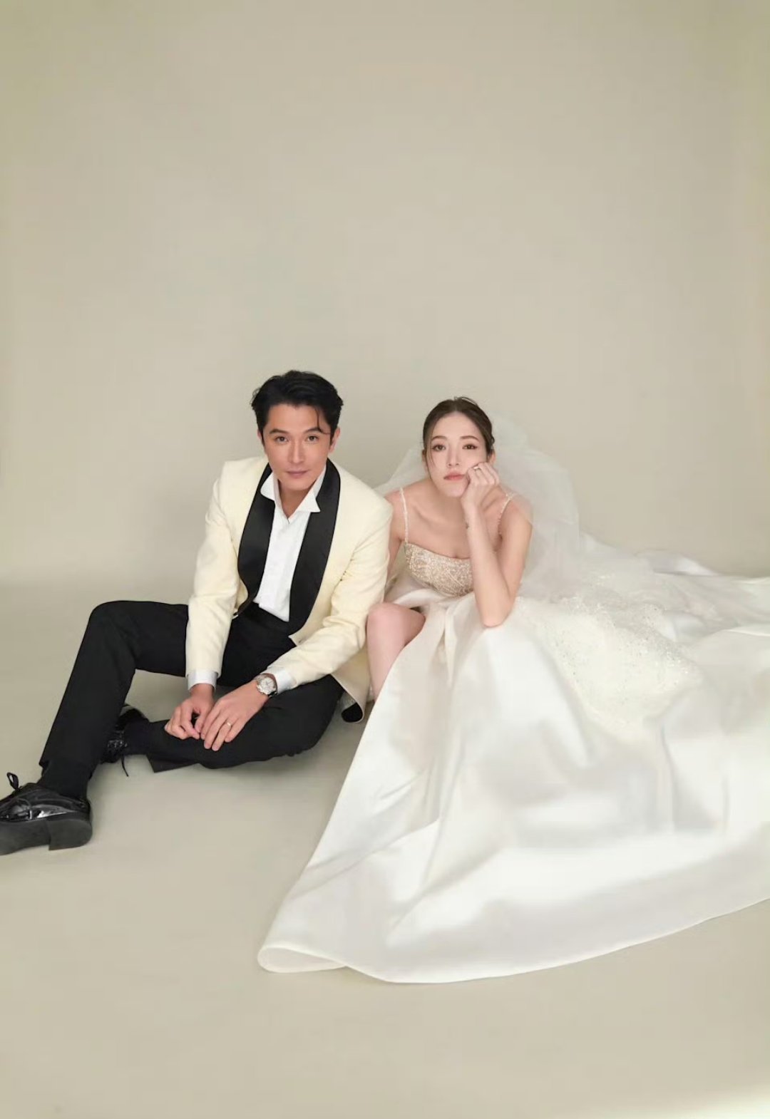 演员邱泽与许玮甯近日公布婚纱照，将于11月28日补办婚礼。二人从银幕搭档结缘，四