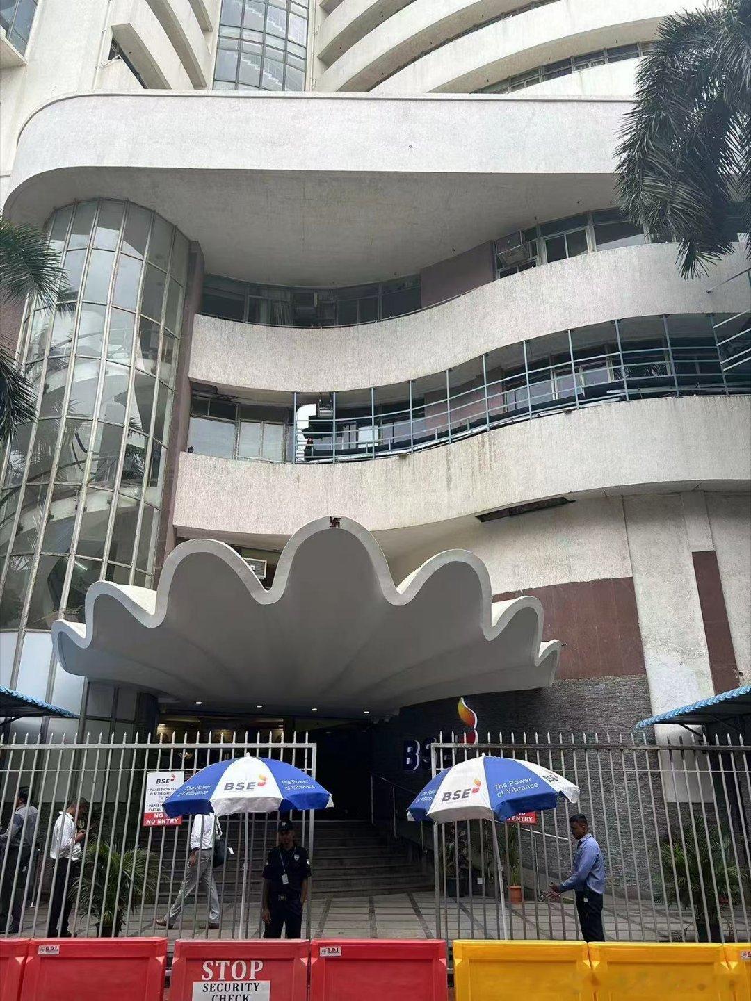 🇮🇳大巴拉特有意思。朋友之前去印度孟买出差，去前打了十几针疫苗。吃在酒店，从