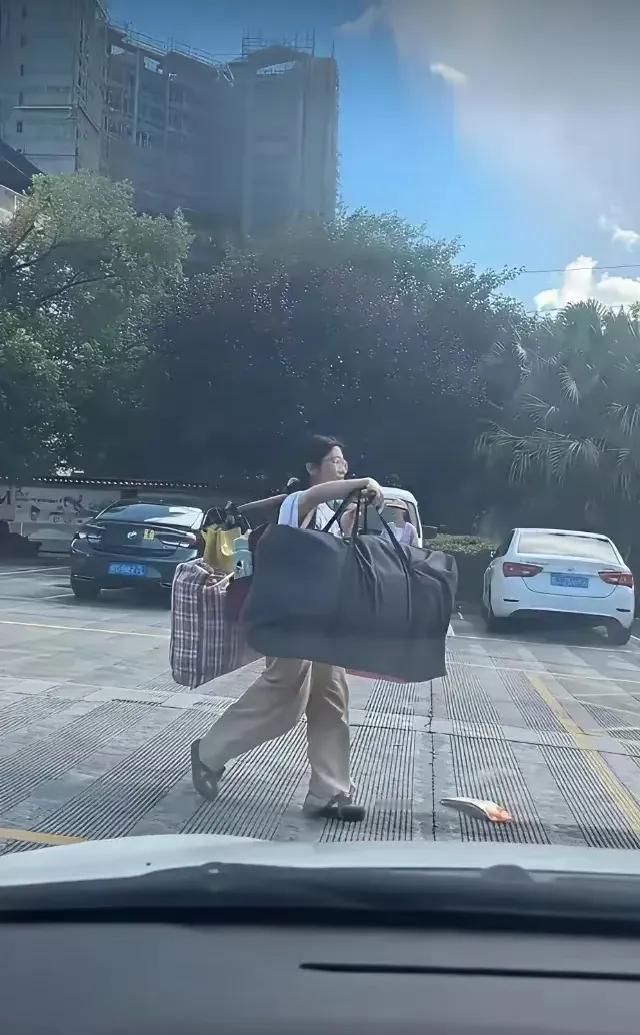 才华有限，求最后一句。
无车无花无人接，
一根扁担肩上斜。
今朝你比他人慢，
明