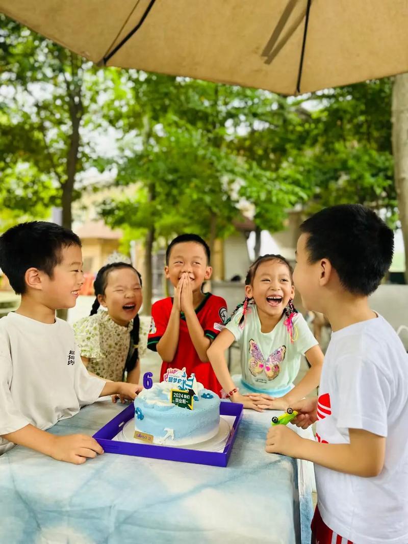 2025年全国幼儿园减少2.14万所，这数据看着挺惊人。其实这背后反映出新生儿数