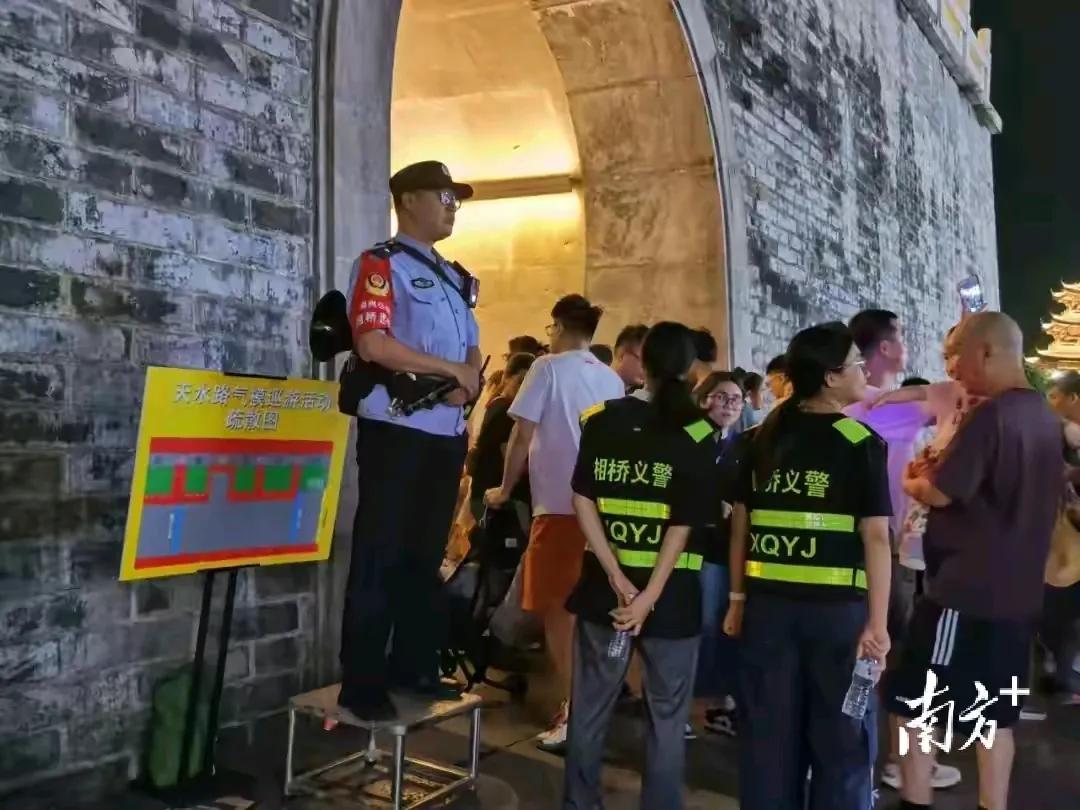 庆国庆！游客游览广东潮汕各地古城。