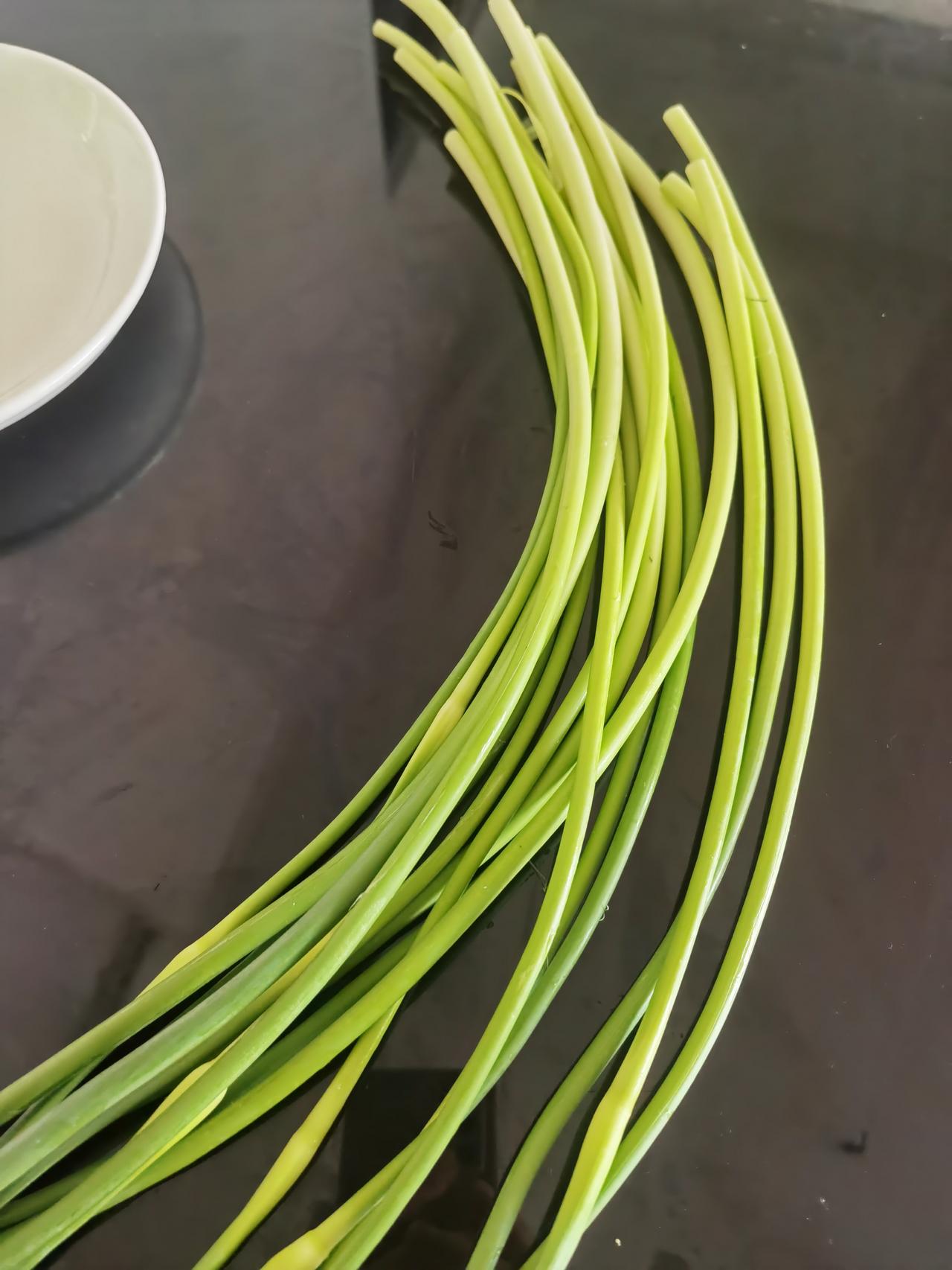 春天要多吃些自带青霉素的莱。
比如蒜苔。

新鲜的蒜苔随便炒鸡蛋还是瘦肉都好吃。