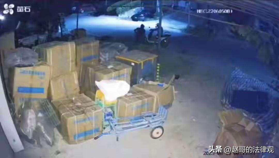冤不冤？湖北武汉，凌晨，男子通过自家监控发现，两名年轻人，在他家门口盗走了两个水