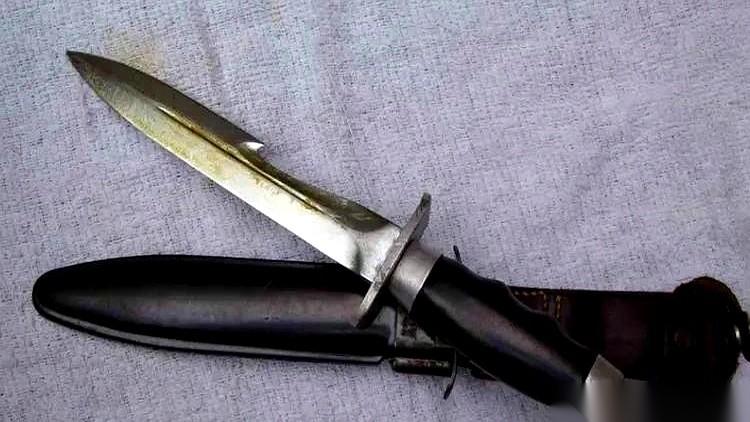 1962年，空军司令员刘亚楼的办公室，桌上摆着一把刚从打下来的美国U-2侦察机上