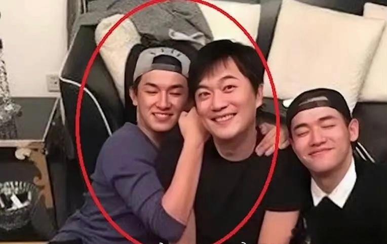 因为金泽的聊天记录，网友扒出来金泽里提及的那个刘韬和杨旭文的合照。这组照片里杨旭