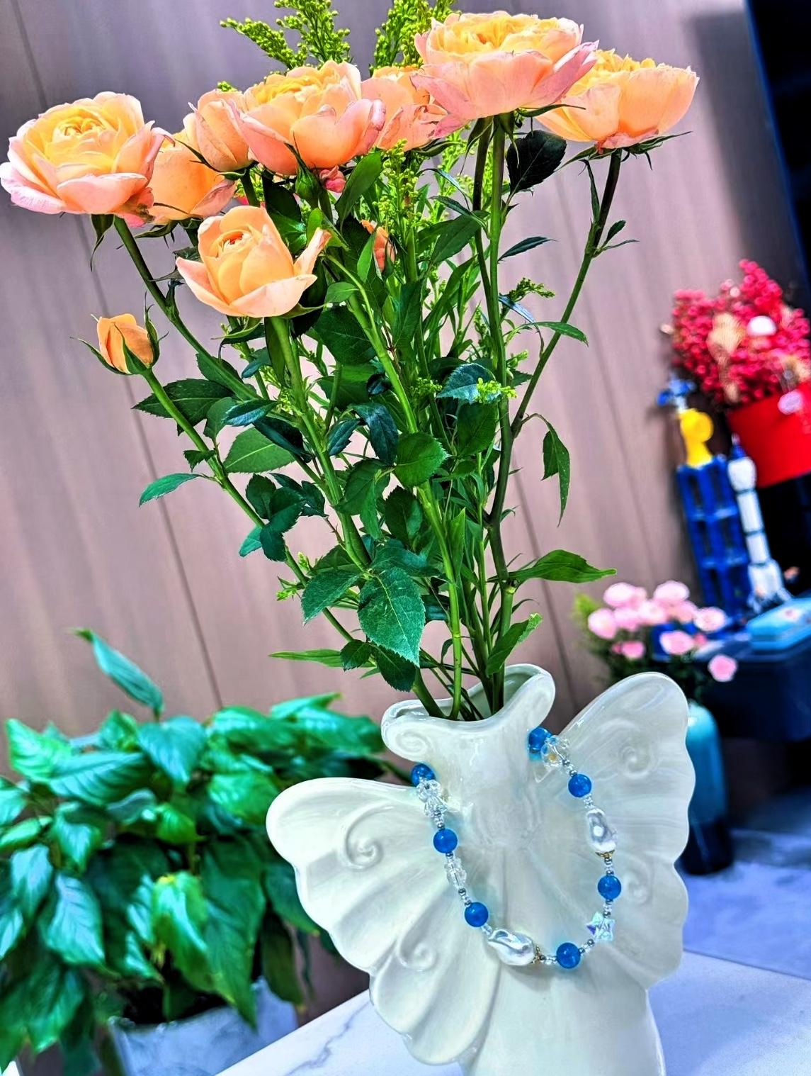 钱决定你的气质
钱真的能决定一个人的气质，这不是俗，是现实

千万别不信，钱真的