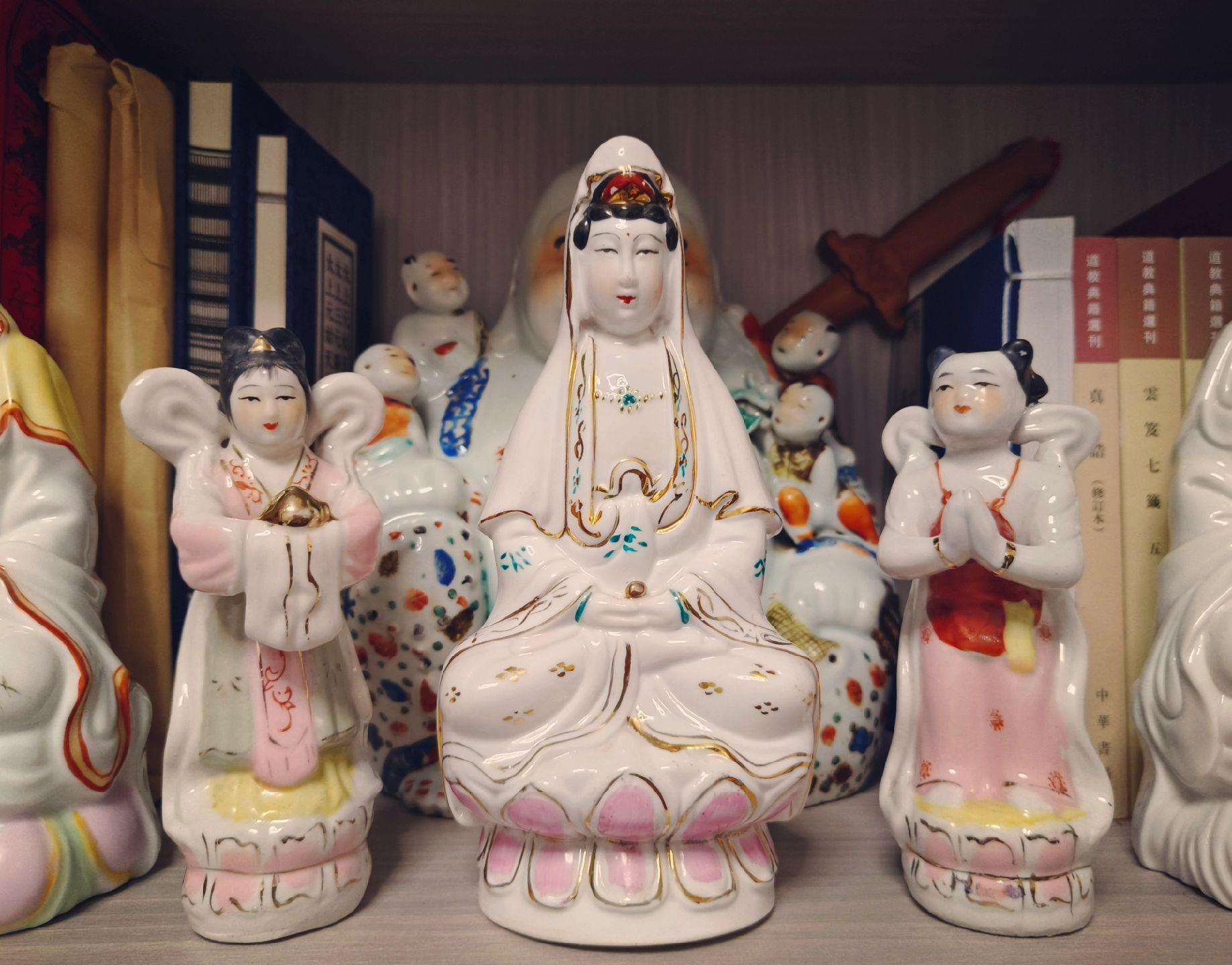 莲台端坐白衣仙，左右金童侍案前。 净心一炷尘烦散，岁岁清宁福自绵。