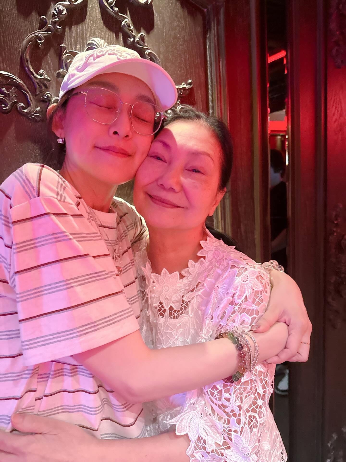 范范陪徐妈妈过中秋[心]徐妈妈送了亲手织的抱枕，说想妈妈的时候，可以抱着它。「我