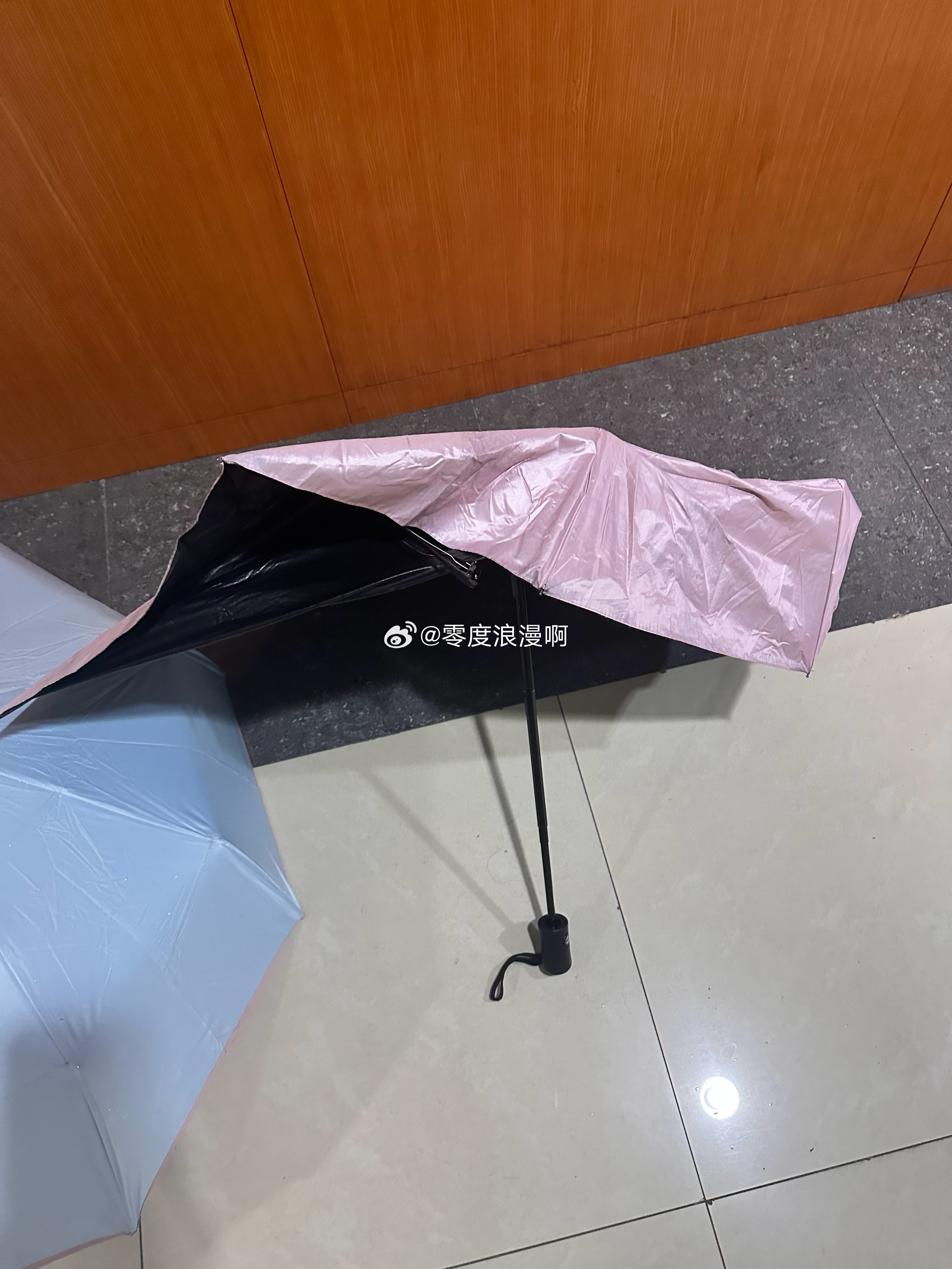 燃烧的陀螺仪  台风天气，这个班就非上不可吗？大家都在用命拼，我的雨伞☂️都被台