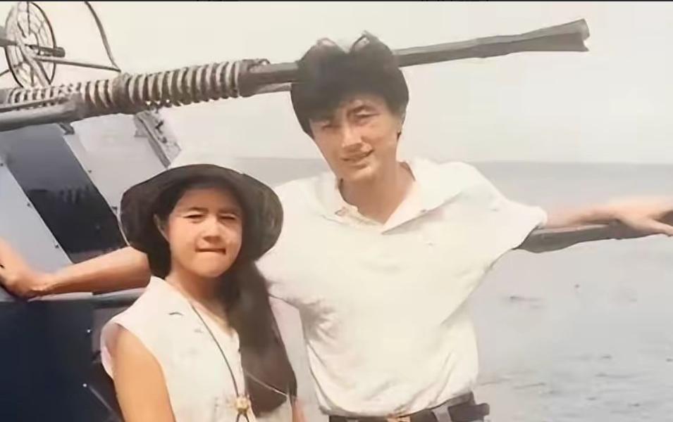 现在的小孩儿大概没有认识她的！
这是1988年刘纯燕和新婚丈夫王宁在青岛拍的
刘