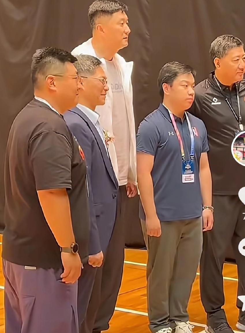 杜锋参加“超级工商邀请赛”，就这几位企业家队友，他必须要打中锋吗？


这比赛还