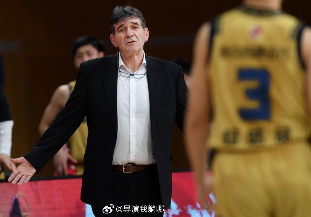 本赛季第一位下课的主教练已经产生，南京同曦决定辞掉外教贝西诺维奇，王世龙将接任成