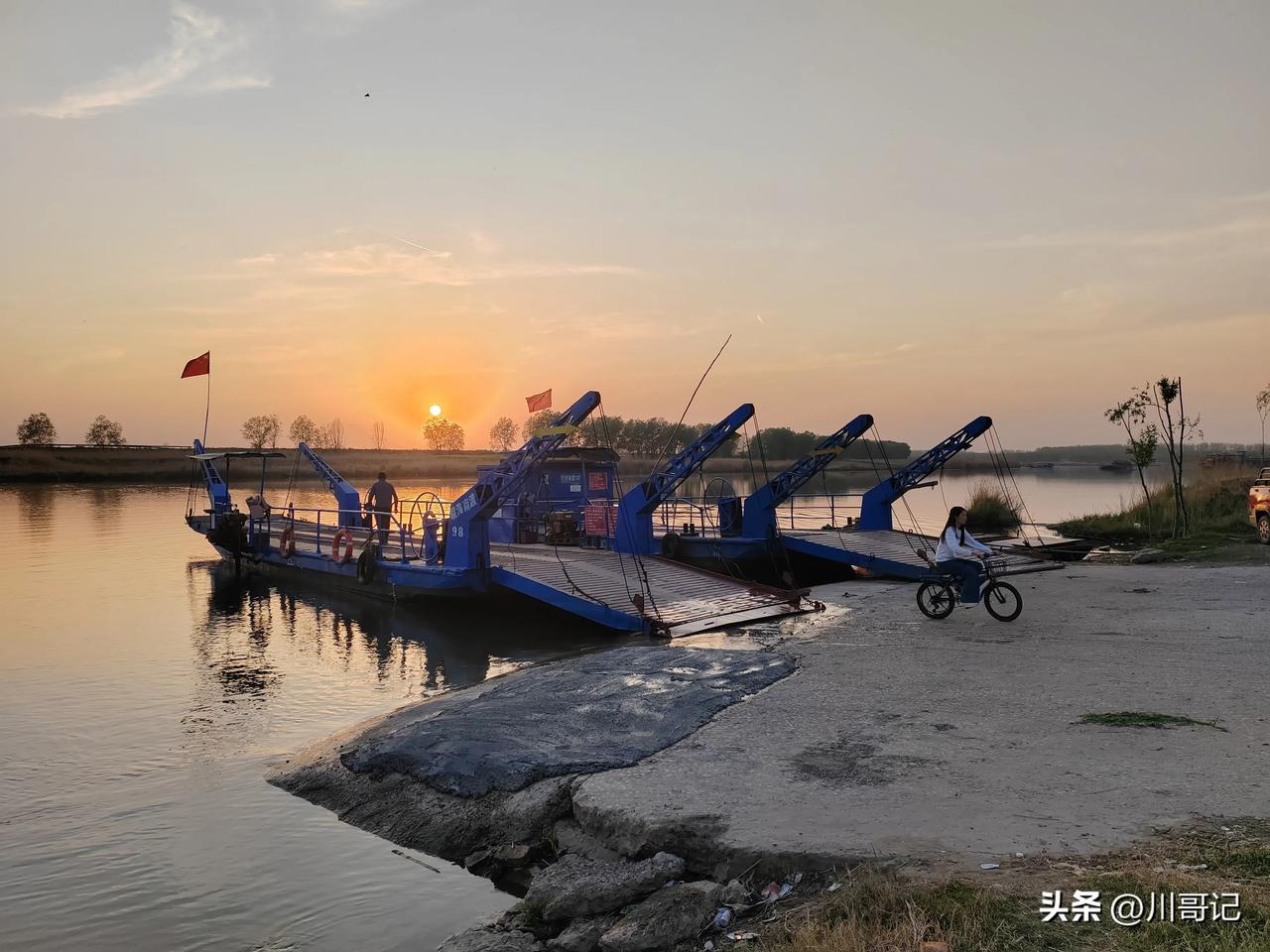 日落时分，静谧的湖畔与船只相伴，岁月静好。