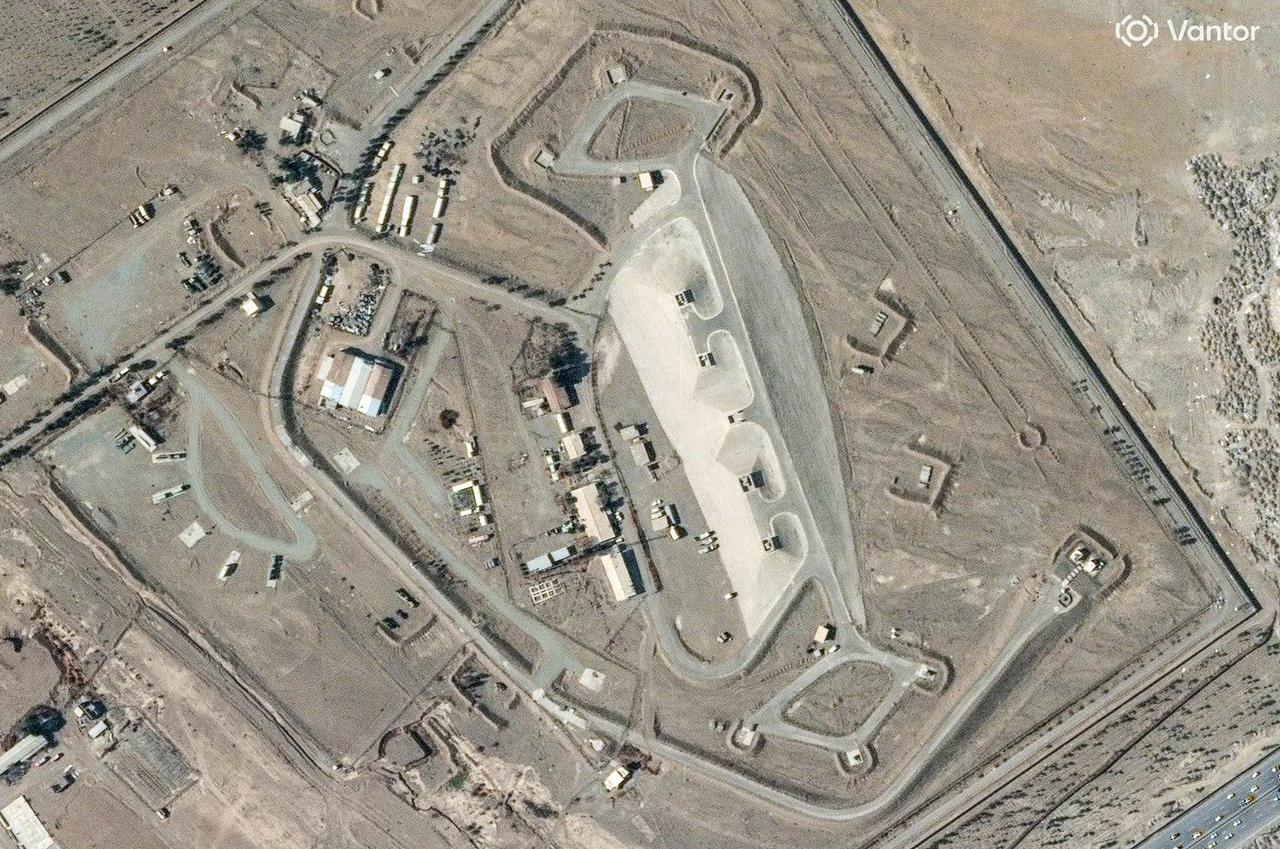 Vantortech卫星曝光德黑兰东南部加尼阿巴德防空阵地打击前后对比图。
打击