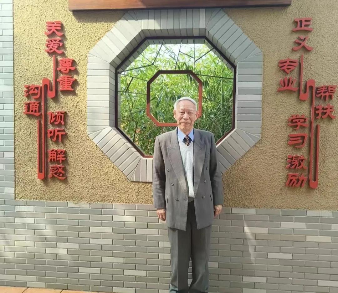 他作为何祚庥老院士的朋友，一直定期看望何老。
人一辈子有很多朋友，有酒肉朋友，知