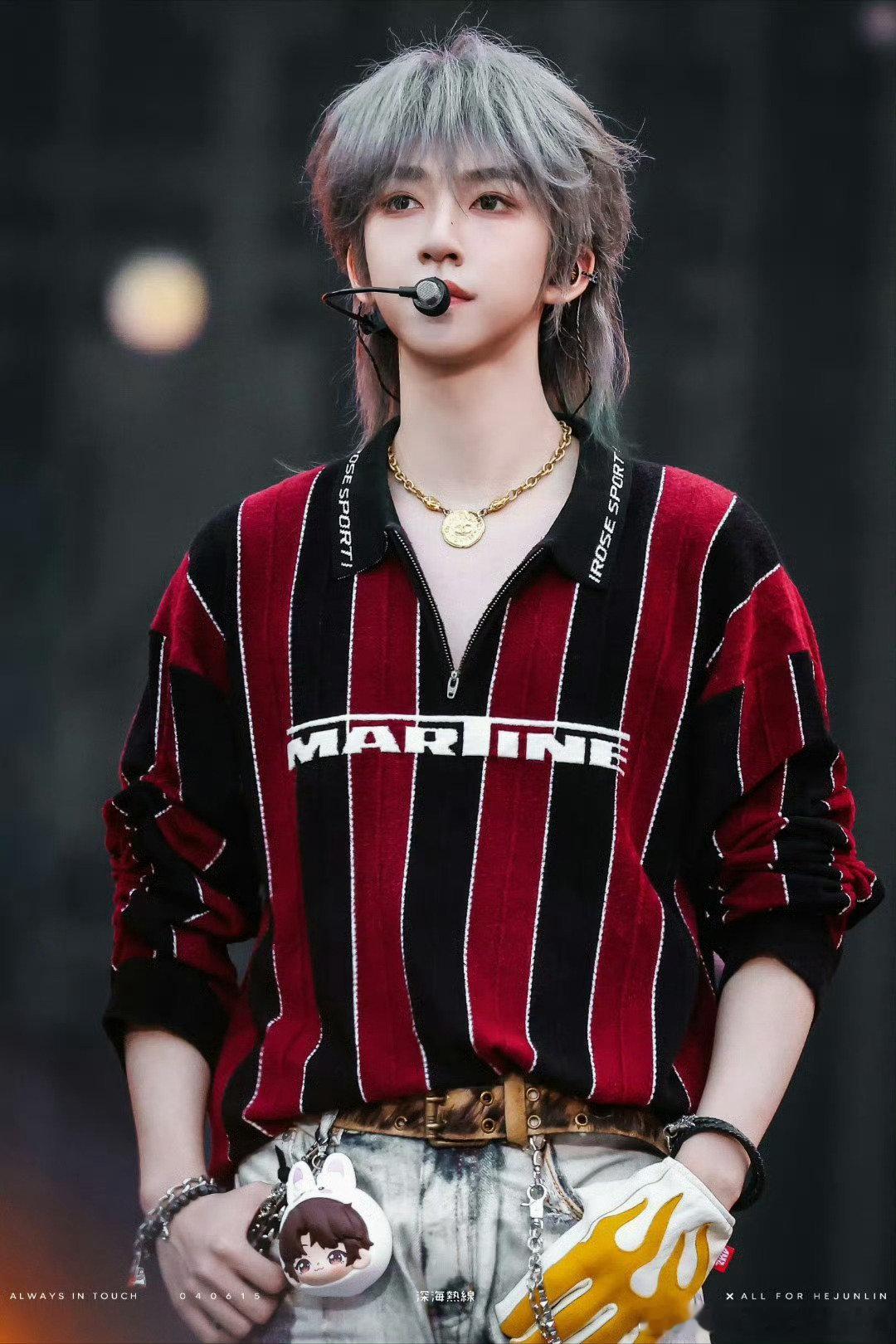 今晚贺峻霖新音舞台造型是狼尾，很惊艳！（耳返也太可爱了 