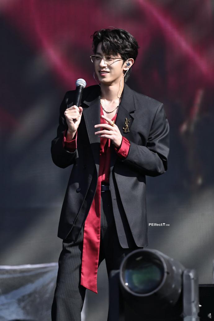 江衡与李沛恩在音乐节同台，共同唱响《恋人未满》展现独特默契。两人声音交织和谐，低