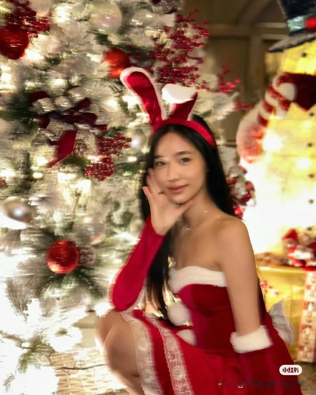 小S的二女儿许韶恩，身材也太好了吧！

她在圣诞节晒出自己的美照！这么一晒，真的