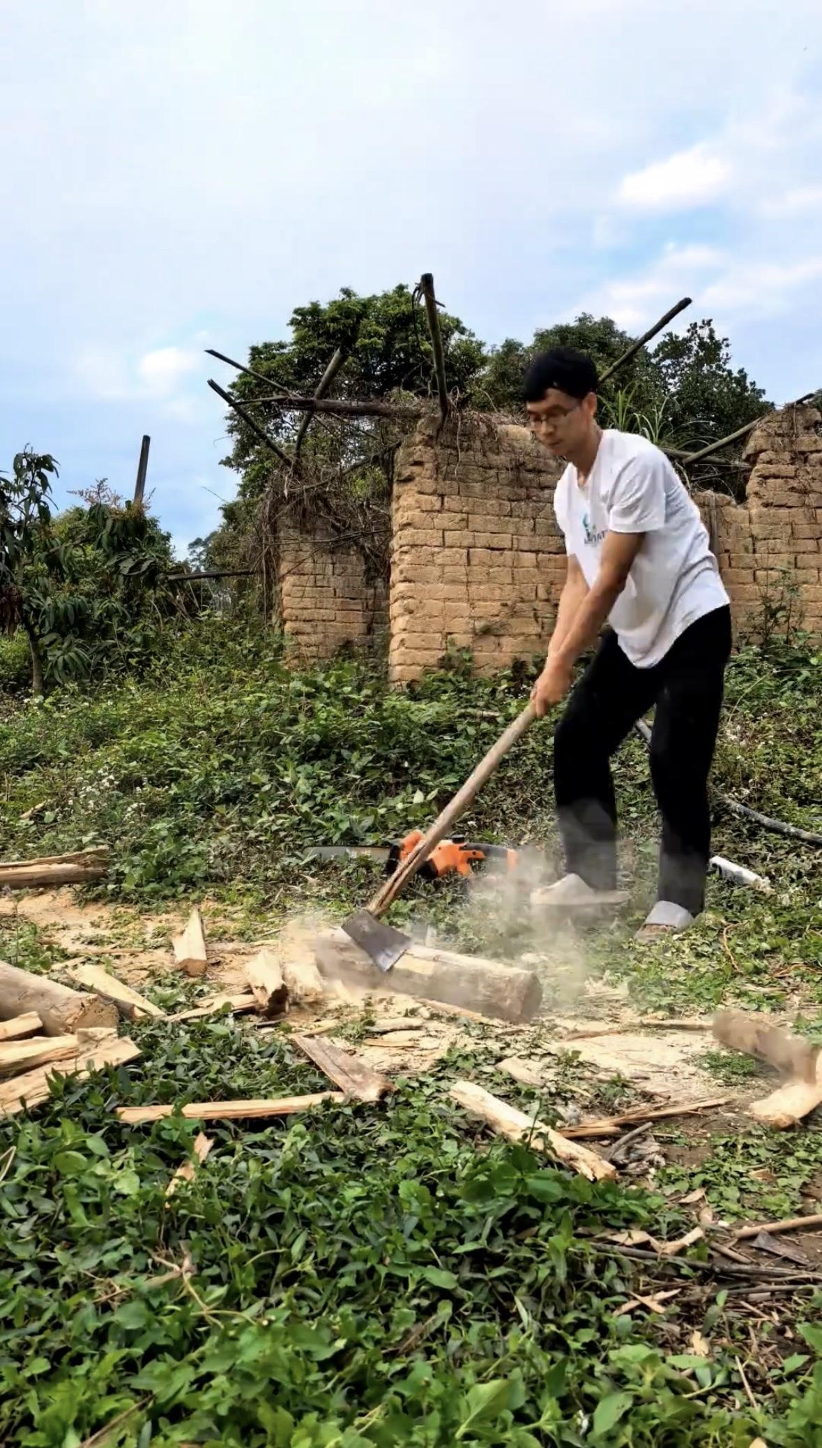 唐尚珺新房子还在继续施工，唐尚珺清明节回老家清理老房横梁。

清明节放假三天唐尚