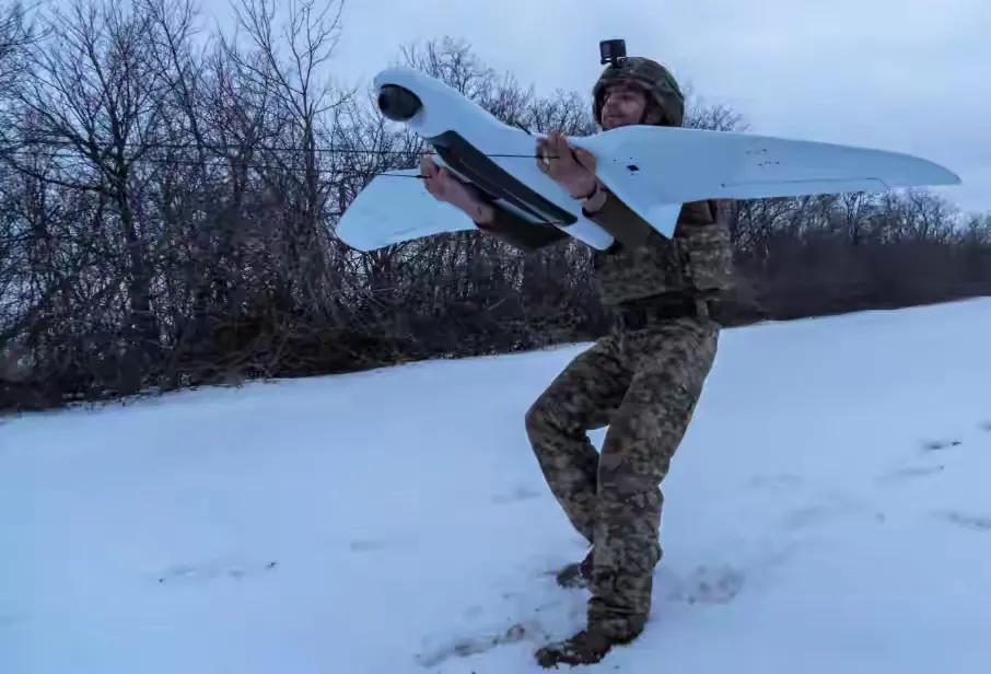 乌克兰总统泽连斯基近日表示，包括美国在内的多个国家已向乌克兰寻求无人机协助，以抵