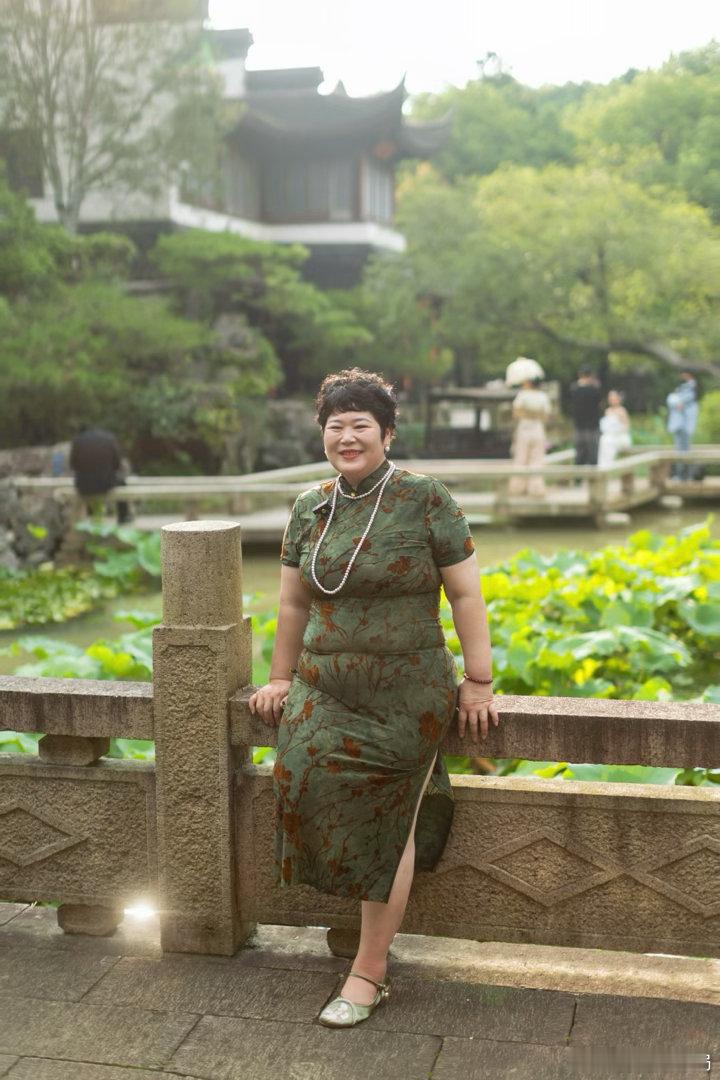 房主任对杜华说公司最想红的是你姐姐当家房主任说公司最想红的是杜华的时候她那个表情