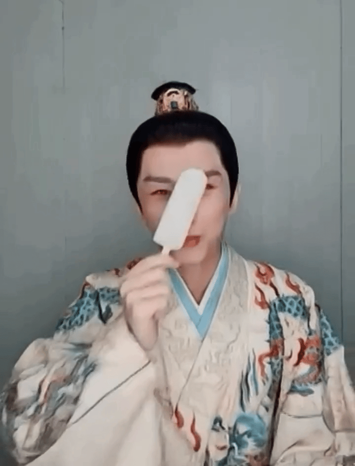 成毅直播假吃冰棍，哈哈哈 吃冰棍，做兵人！都来看这个制作特效演技全部拉满的天地剑