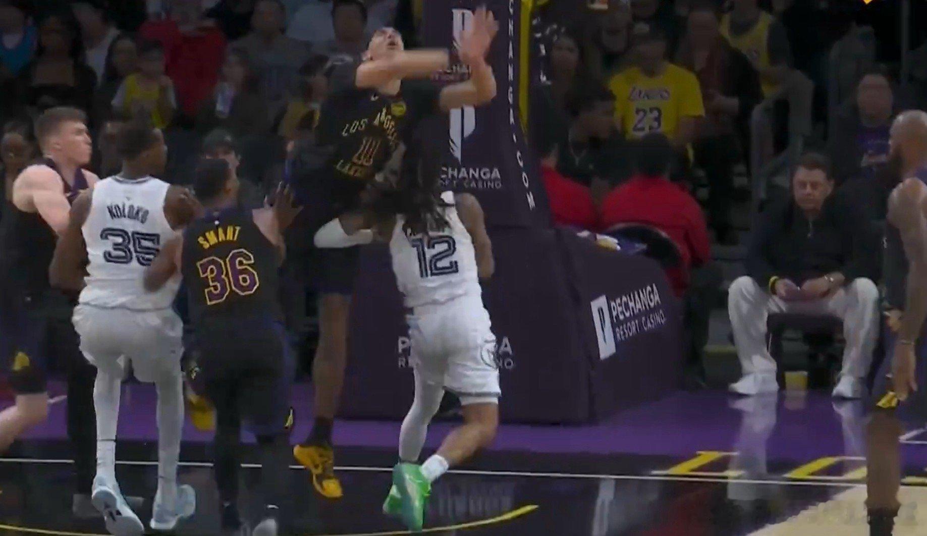 小海斯单节比赛遭受两次攻击海斯：我招谁惹谁了吗湖人vs灰熊